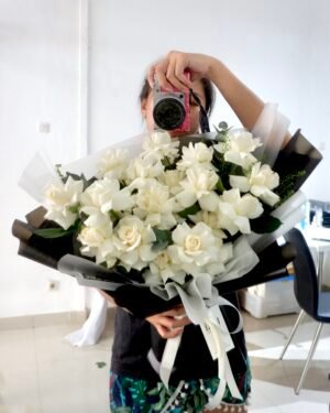 25 White Rose Bouquet
